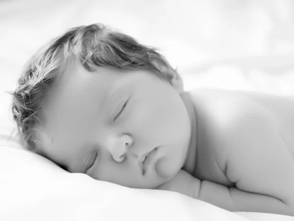 Dziewczynka ze Smily Face podczas snu. Mała dziewczynka śpiąca na białym kocu. Piękny portret dziewczynki 14 dni, 2 tygodnie. Macierzyństwo — Zdjęcie stockowe