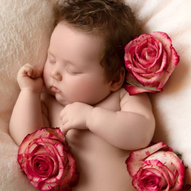 Uyuyan yeni doğan bebek. Sağlıklı çocuk, hastane kavramı ve mutlu annelik. Bebek, bebek. Sağlıklı ve tıbbi konsept. Mutlu hamilelikler ve doğum. Çocuk teması. Bebek ve çocuk eşyaları.