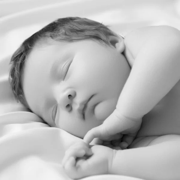 Ein kleines Mädchen mit mildem Gesicht im Schlaf. Kleines Mädchen, schlafend auf weißer Decke. Schönes Porträt des kleinen Mädchens 14 Tage, zwei Wochen alt. Mutterschaft — Stockfoto