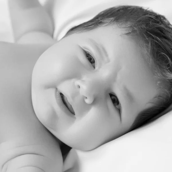 1-miesięczne dziecko kłamie i płacze z powodu uczucia głodu na białym materacu. Niemowlę źle się czuje z powodu senności. Noworodek na białym kocu. Piękny portret dziewczynki — Zdjęcie stockowe