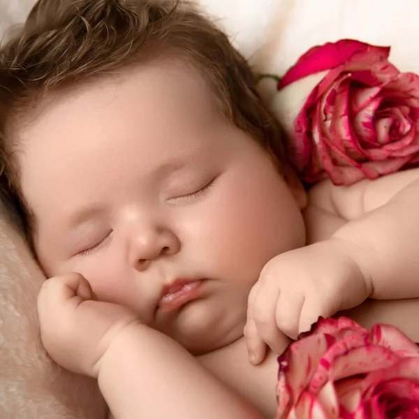 자고 있는 갓난아기. 건강 한 아이, 병원의 개념 행복 한 엄마가 되는 것. 아기. 건강 과 의학적 개념. 행복 한 임신 과 출산. 아이들의 테마. 아기와 오물 용품 — 스톡 사진