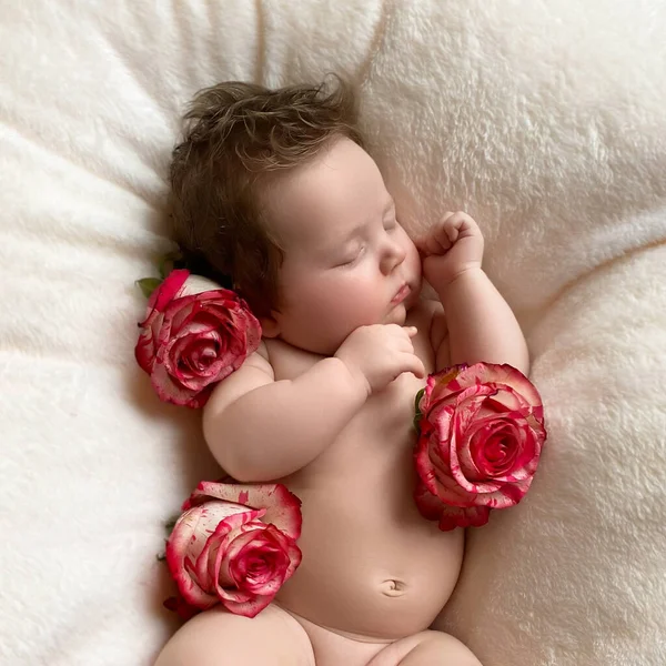 Портрет красивой маленькой девочки с розовыми цветами. Здоровый ребенок, концепция больницы и счастливое материнство. Младенец. Здоровая и медицинская концепция. Счастливой беременности и родов — стоковое фото