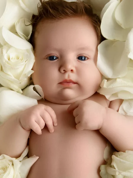 Portré egy gyönyörű kislányról fehér virágokkal. Egészséges gyermek, a kórház és a boldog anyaság fogalma. Csecsemő. Egészséges és orvosi koncepció. Boldog terhességet és szülést! — Stock Fotó