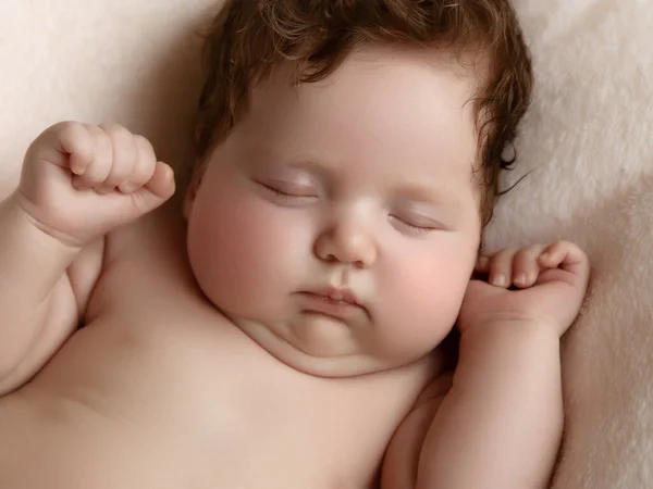 Очаровательная маленькая девочка в белой спальне. Новорожденный ребенок отдыхает в постели. Детский сад для маленьких детей. Концепция образа жизни — стоковое фото