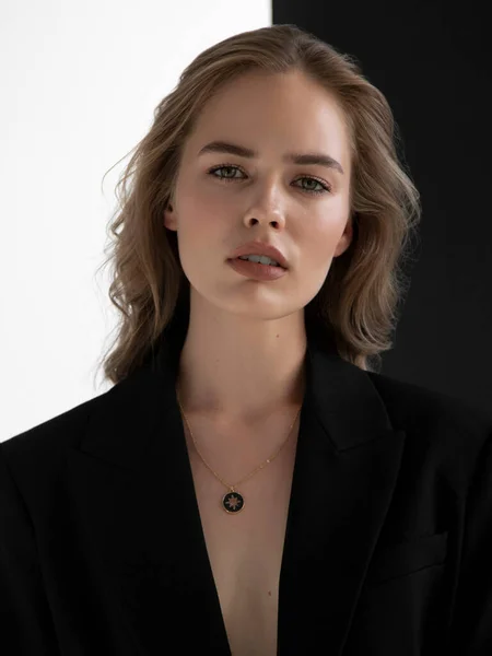 Natürliches Aussehen. Schönheit Modell Frau. Modeltest Porträt mit jungen schönen Mode-Modell posiert auf grauem Hintergrund. Blonde Frau im schwarzen Blazer. Natürliches Make-up — Stockfoto