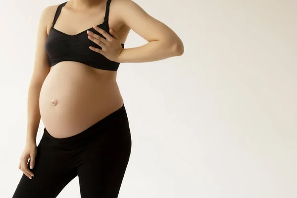 Крупним планом вагітна жінка має хворобливі почуття в грудях. болючі груди під час вагітності, вагітна жінка тримає її болючі груди. люди, біль, хворі та концепція охорони здоров'я — стокове фото