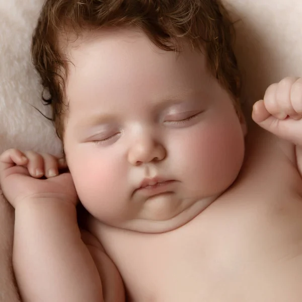 Adorable petite fille dans la chambre blanche. Nouveau-né relaxant au lit. Pépinière pour jeunes enfants. Concept de style de vie Image En Vente