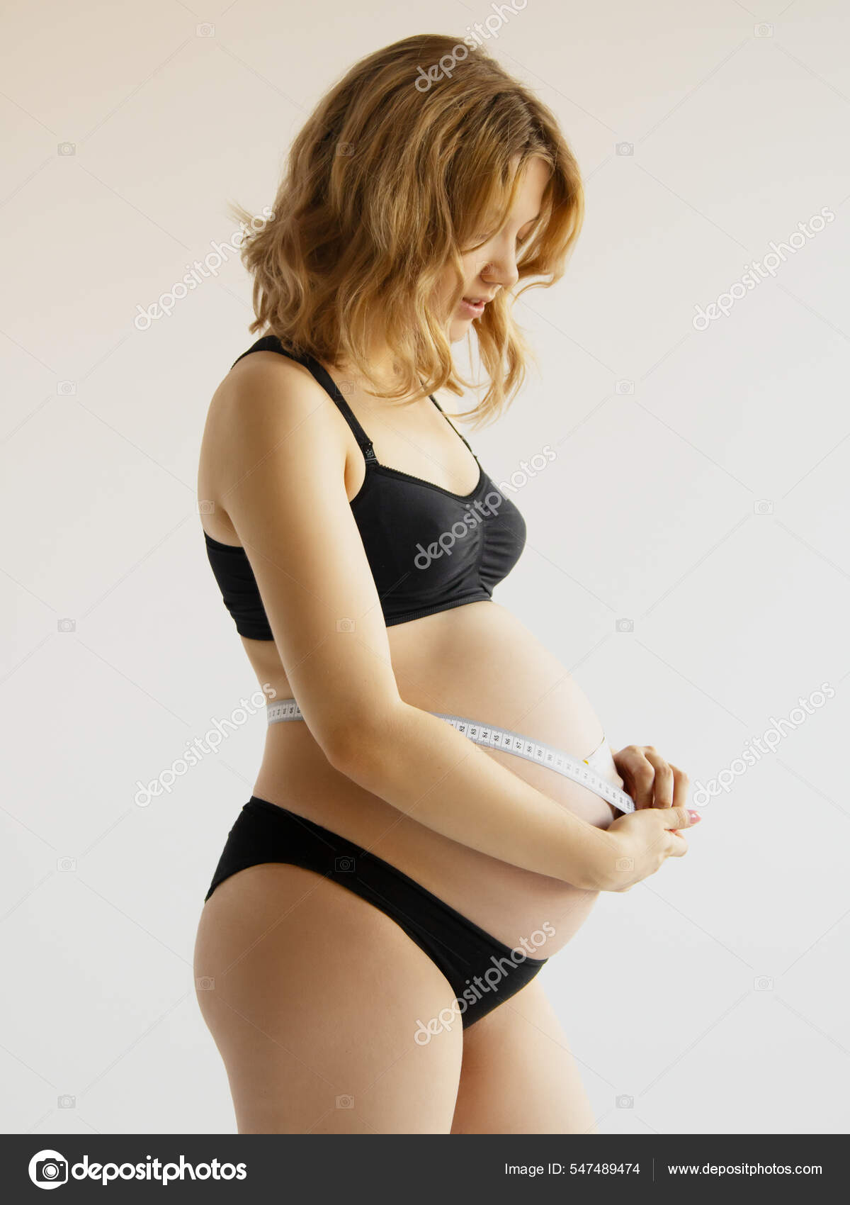 Hermosa mujer embarazada con ropa para mujeres embarazadas está
