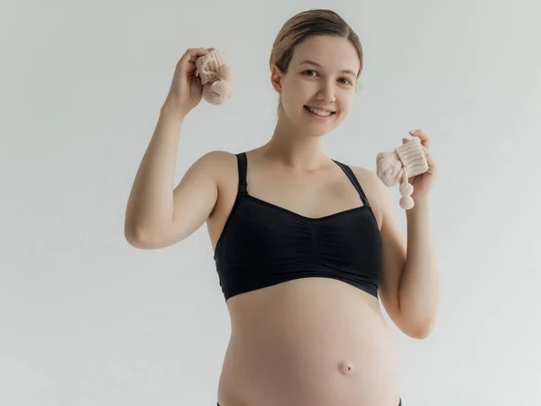 Schwangere Frau Hält Babytuch Für Neugeborenes Isoliert Auf Weißem Hintergrund — Stockfoto