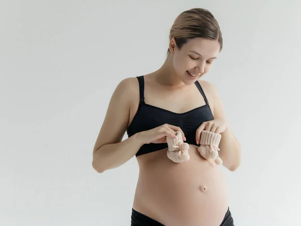 Gravid Kvinna Som Håller Babyduk För Baby Nyfödda Isolerad Vit — Stockfoto