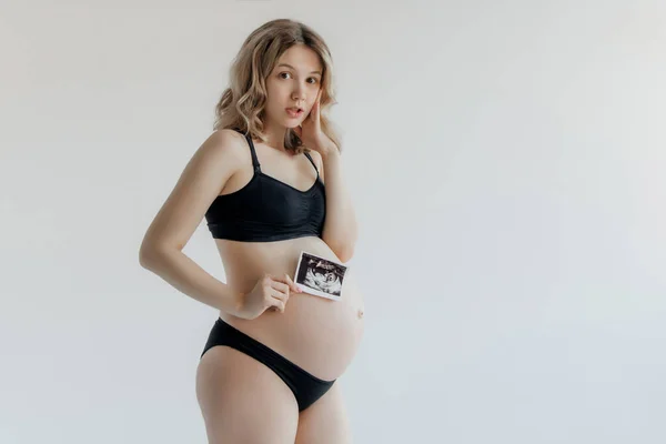 Ecografía Prenatal Belleza Embarazada Sosteniendo Imagen Ecografía Del Bebé Nonato Imagen De Stock