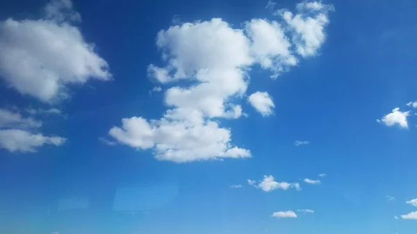 Neredeyse Bulutsuz Sıcak Bir Gün — Stok fotoğraf