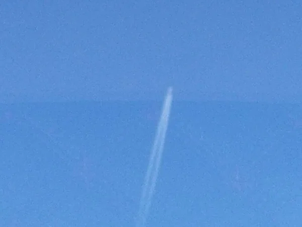 Une Trace Dans Le Ciel Est Un Chemin Comme Un Autre - Grand