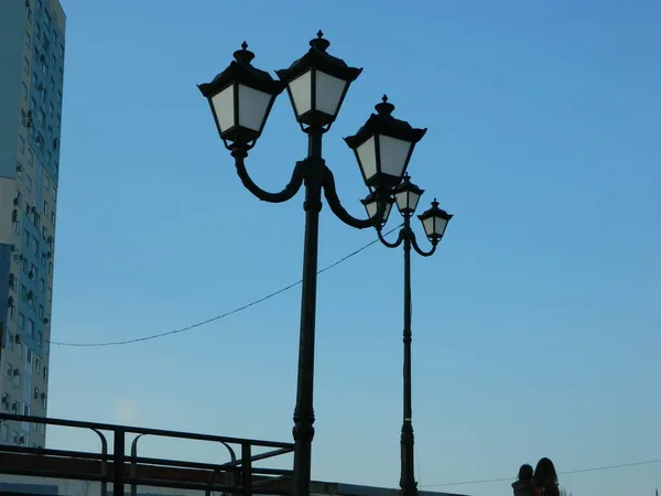 Lampy Proti Obloze — Stock fotografie