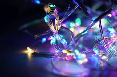 Aydınlatılmış bir yeni yıl çelengi, kapanış gecesi