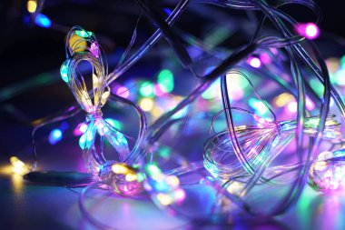 Aydınlatılmış bir yeni yıl çelengi, kapanış gecesi