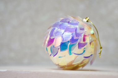 Çok renkli bir koni şeklinde parlak bir Noel balosu.