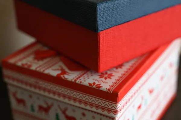 Rote Weihnachtsgeschenkboxen Mit Rentier Print — Stockfoto
