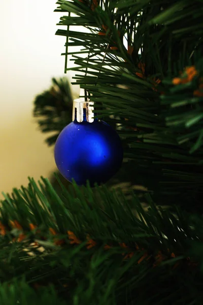 Palla Natale Blu Sullo Sfondo Rami Aghi Albero Natale Artificiale — Foto Stock