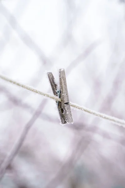 Eenzame Houten Wasknijper Een Waslijn Bedekt Met Vorst Sneeuw Wind — Stockfoto