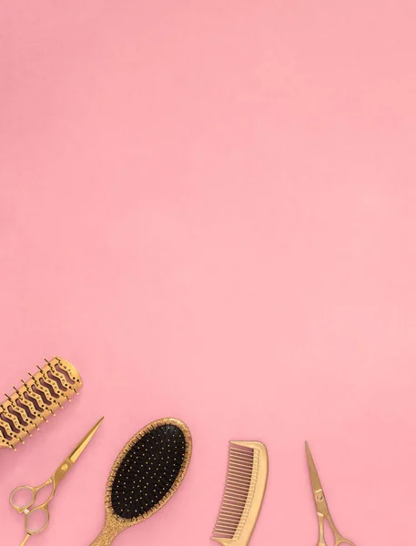 Ferramentas de cabeleireiro dourado em um fundo rosa. Modelo vertical com acessórios de cabeleireiro e espaço para texto. — Fotografia de Stock