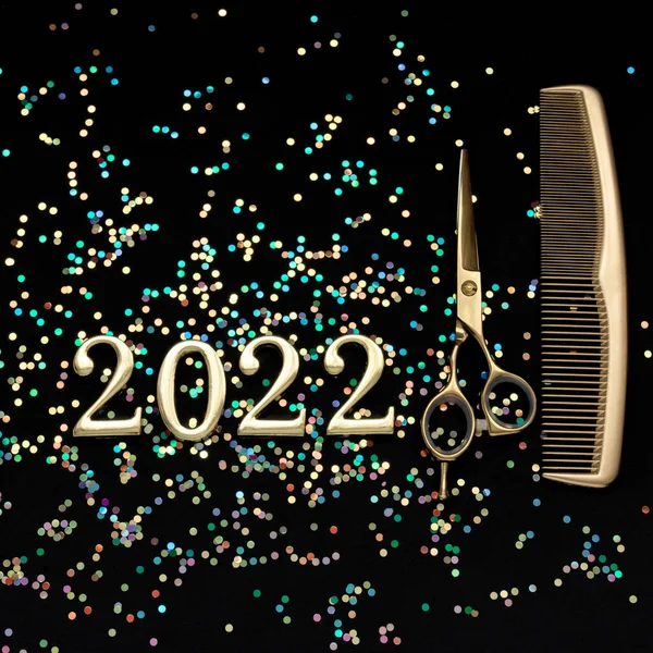 Figurky 2022 nůžky a hřeben s konfety na tmavém pozadí. Čtvercové přání kadeřníka nebo kadeřníka — Stock fotografie