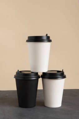 Kahve için siyah ve beyaz kağıt bardaklar. Marka tasarımı için model