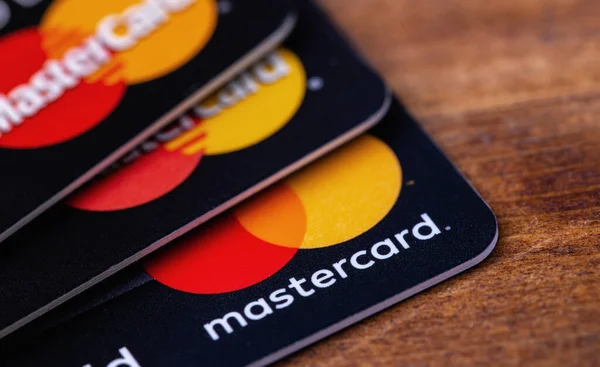 Логопластикові Електронні Карти Mastercard Дерев Яному Фоні Макро Mastercard Американська — стокове фото