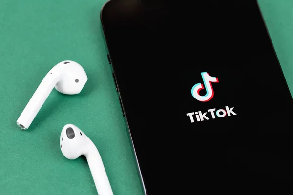 Tiktok Logo Mobile App Screen Smartphone Iphone Airpods Headphones Green — Stok Foto