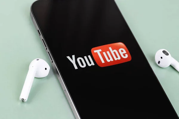 Мобильное Приложение Логотипа Youtube Экране Смартфона Iphone Крупным Планом Наушниками — стоковое фото