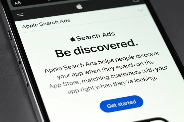 Apple Search Ads Logo Screen Smartphone Closeup Apple Search Ads — Foto de Stock