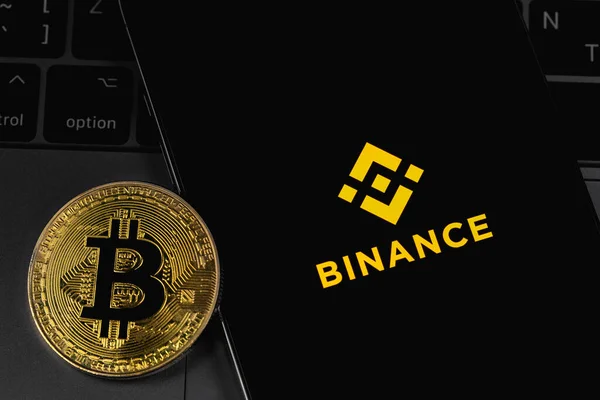 Логотип Binance Экране Смартфона Биткойном Бинанс Одна Крупнейших Криптовалютных Бирж — стоковое фото