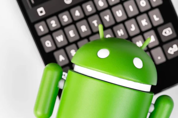 Google Android Figure Keyboard Smartphone Closeup Google Android Operating System — Stockfoto