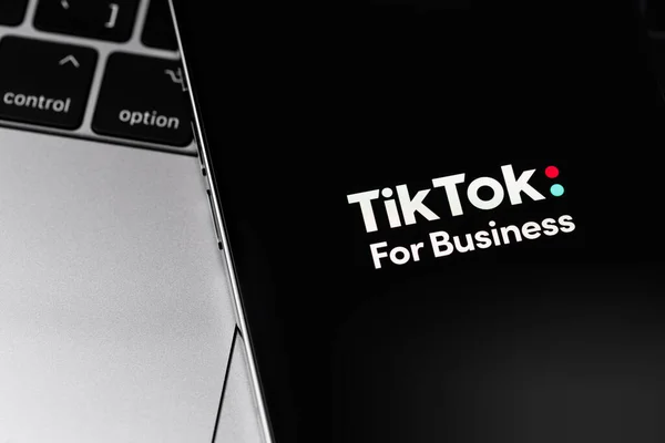 Tiktok Business Screen Smartphone Closeup Tiktok App Create Share Videos — Stok Foto