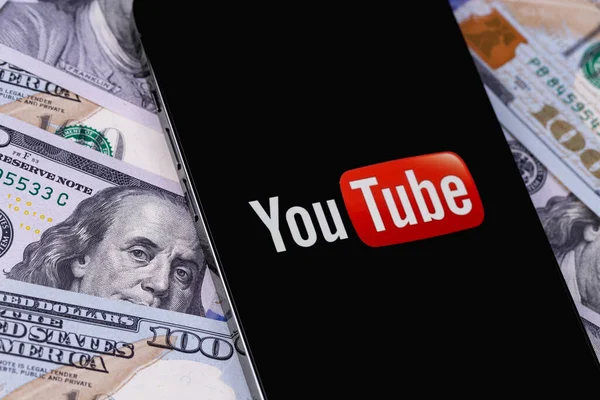 Youtube Mobile Logo App Screen Smartphone Iphone Dollars Money Closeup — Zdjęcie stockowe