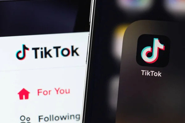 Tiktok Mobile App Screen Smartphone Iphone Display Notebook Closeup Tiktok — Stock Photo, Image