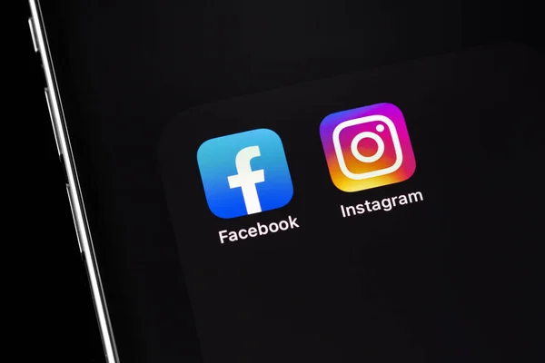 Showing Social Media Apps Facebook Instagram Screen Smartphone Iphone Closeup — Stok Foto