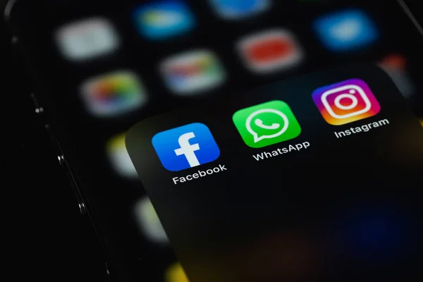 Показ Социальных Медиа Приложений Facebook Whatsapp Instagram Экране Смартфона Iphone — стоковое фото