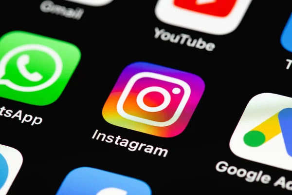 Showing Social Media Mobile Apps Icons Instagram Whatsapp Youtube Screen — Stock Photo, Image
