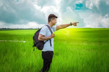 Sahadaki maceraperest adam, sahada sırt çantalı adam.