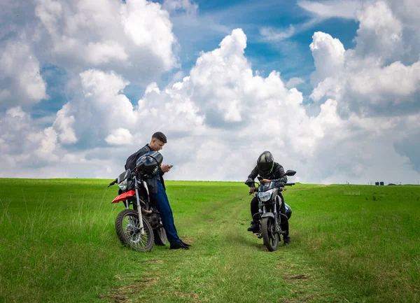 Двое Мужчин Мотоциклах Припаркованных Поле Двое Молодых Мотоциклистов Поле Двое — стоковое фото
