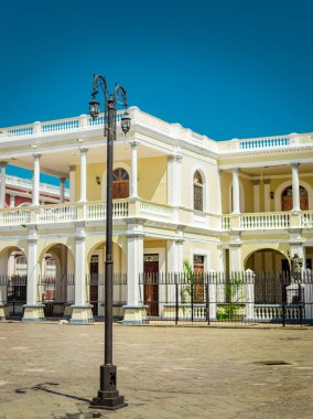 Fotokopi alanı olan bir meydanda fener direği aydınlatılmış bir fener direği, halka açık bir fener direği.