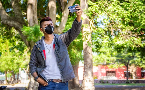 Junger Mann Mit Maske Macht Ein Selfie Junger Mann Macht — Stockfoto