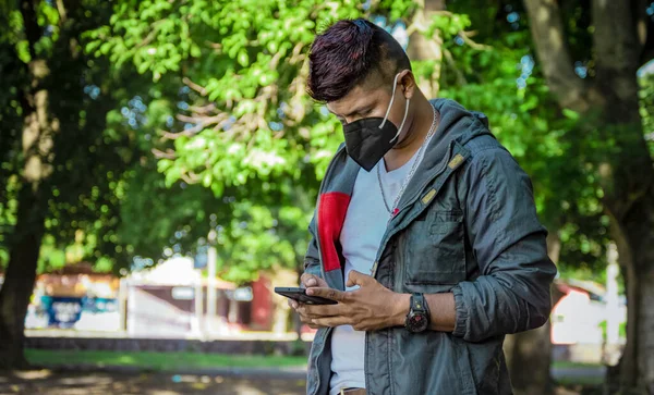 Mann Mit Maske Sms Mit Seinem Handy Junger Mann Mit — Stockfoto