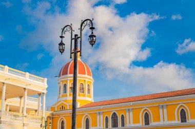 Fotokopi alanı olan bir meydanda fener direği aydınlatılmış bir fener direği, halka açık bir fener direği.