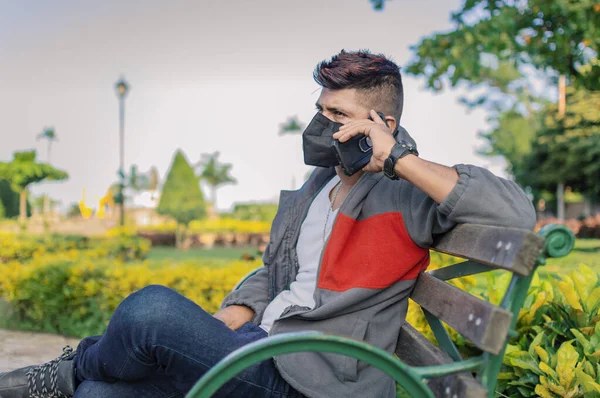 Mann Auf Einer Bank Beim Telefonieren Junger Mann Mit Maske — Stockfoto