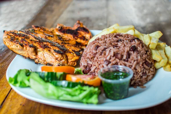 Close Roasted Chicken Gallo Pinto Pico Gallo Nicaraguan Food Served — Stock Photo, Image