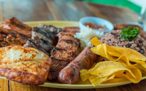 米とローストビーフ 揚げチーズとトマトサラダ 木のテーブルの上に提供するニカラグア料理 木製のテーブルの上にグリル肉の様々なタイプのプレート — ストック写真