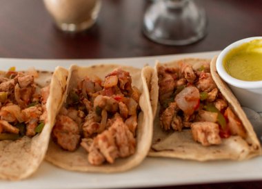 Meksika usulü tavuklu taco, salsa soslu tavuk taco, masada taco.