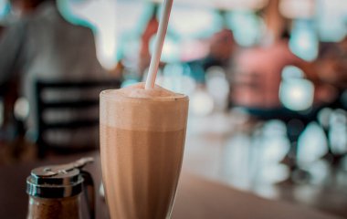 Cappuccino milkshake 'i kapat, kapuçino milkshake' i kapat, odaklanmamış arka planı olsun.